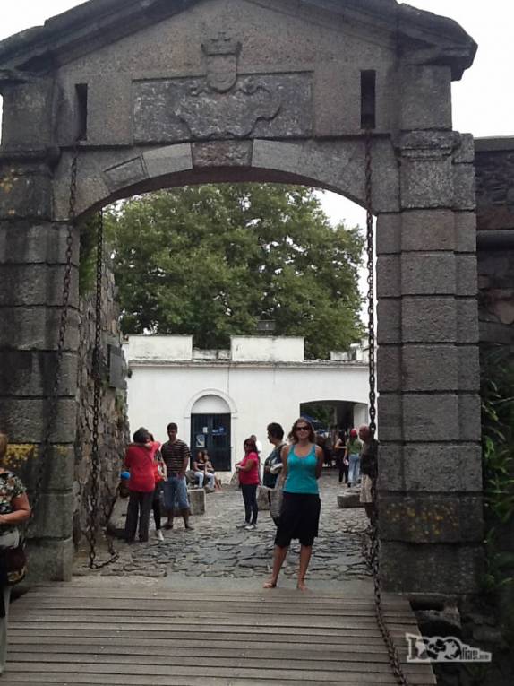 O principal portão de acesso nas muralas da antiga  Colonia del Sacramento, no sul do Uruguai